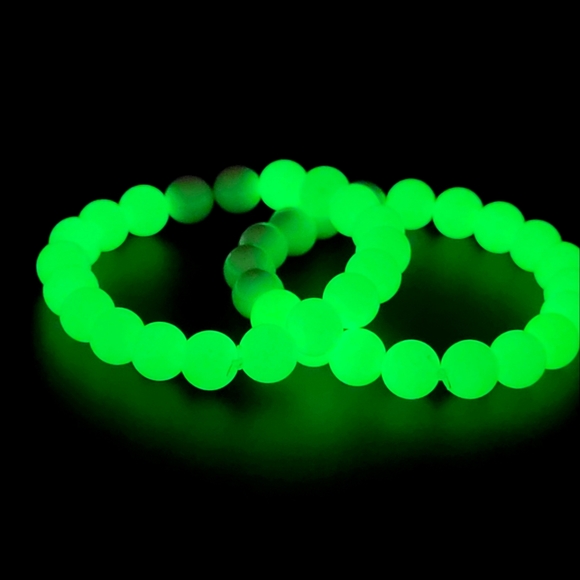 ABCGEMS Glow-in Dark Mexican Olive-Green Aragonite bracelet. - Picture 1 of 3